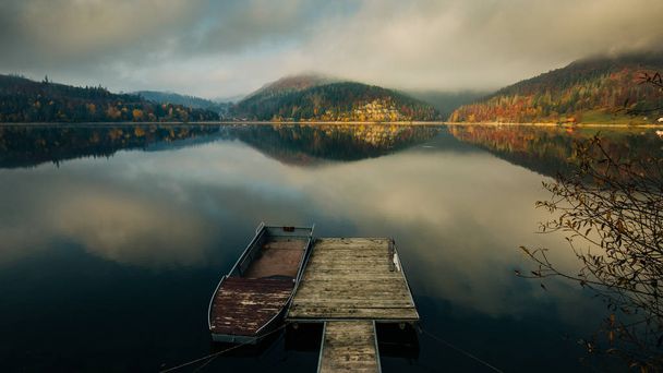 molo en el lago Palcmanska Masa, otoño en las montañas
 - Foto, imagen