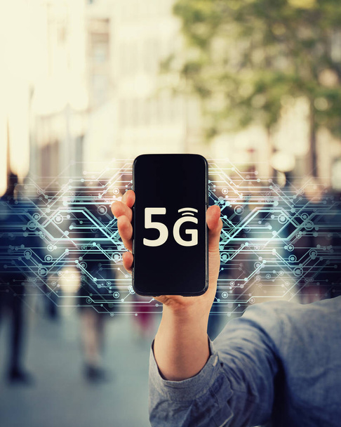 Mano di marketing tenendo smartphone connessione internet 5G. Nuovo mo
 - Foto, immagini