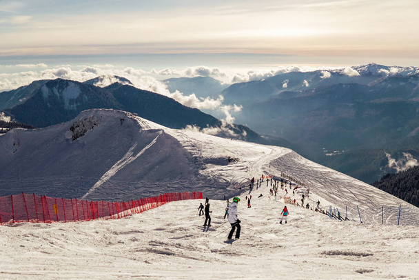 sneeuw-Skigebied op de berghelling voor snowboarders - Foto, afbeelding