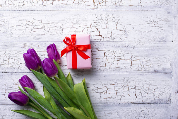 Tulips flowers and gift box. - Foto, afbeelding