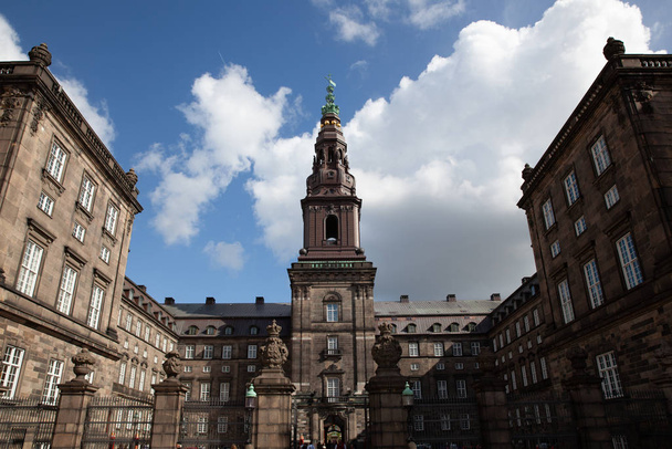 Крупный план башни дворца Кристиансборг, Коппель, Дания
 - Фото, изображение