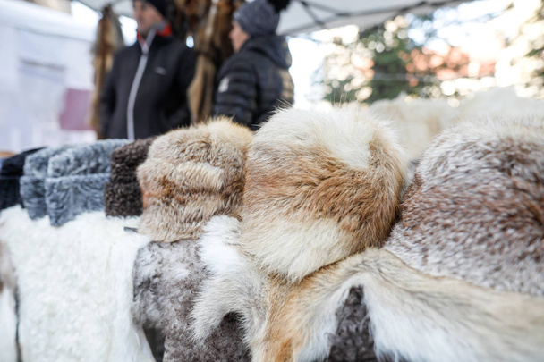 Cappelli di pelliccia e altre pellicce di animali in mostra in una fiera contadina
 - Foto, immagini