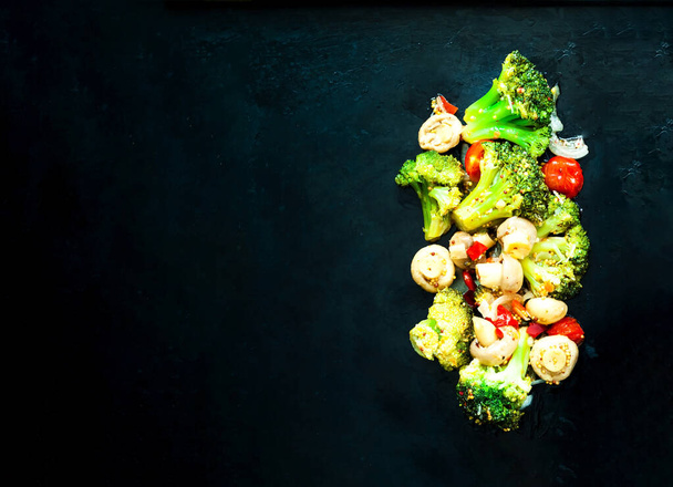 キノコ-植物黒の背景にブレンドします。健康的な食事の概念。予算に対応したメニュークローズアップ - 写真・画像