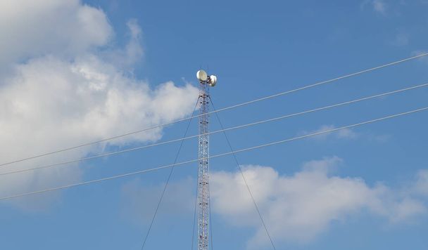 Répéteur cellulaire, mât pour la radiodiffusion de la communication sans fil et Internet
 - Photo, image