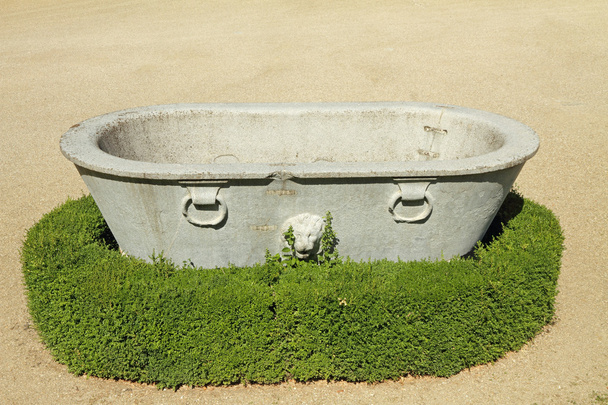 Античний кам'яних ванна з Лев в історичних садів Боболі Flore - Фото, зображення