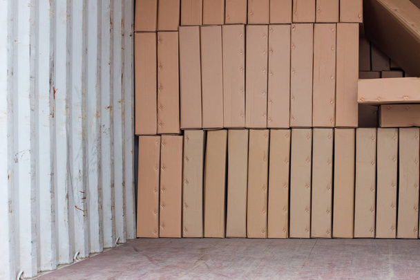kartonnen dozen in een groene metalen container - Foto, afbeelding