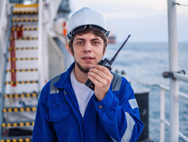 Oficial de convés marítimo ou companheiro de chefe no convés de embarcações offshore
 - Foto, Imagem