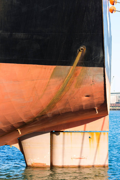 Kargo gemisinin su üzerindeki omurgası. - Fotoğraf, Görsel