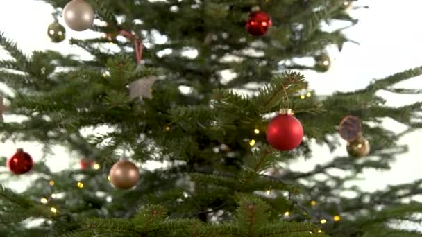 Kerstboom thuis versierd met verschillende gekleurde ballen - Video