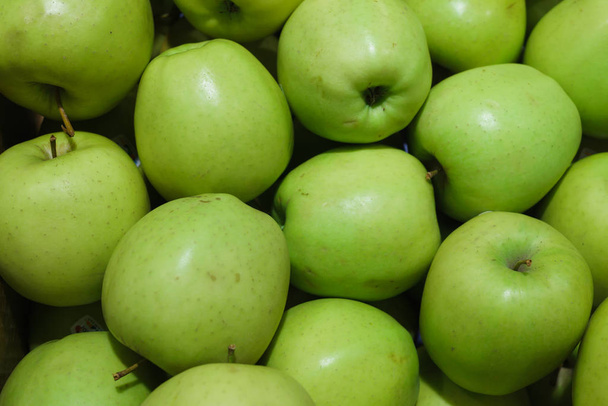 La remolacha, las manzanas maduras, verdes en la caja
. - Foto, Imagen