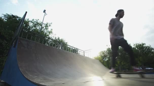 Mladý profesionální skateboardista dělá trik na rampě - Záběry, video