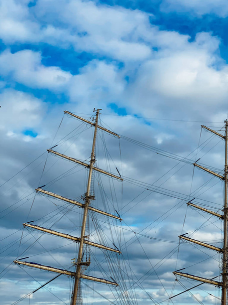 щогла дерев'яного вітрильного корабля на фоні блакитного неба
 - Фото, зображення