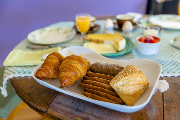 Café da manhã servido com café, suco de laranja, croissants, queijo a
 - Foto, Imagem