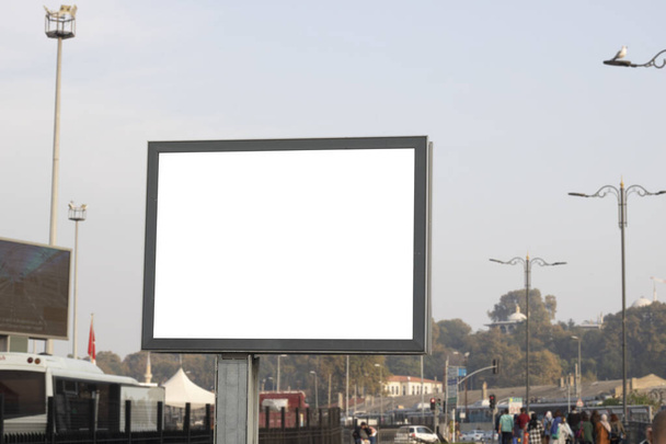Közelkép reklám tábla. Fehér háttérben. Fényképezte egy őszi napon. - Fotó, kép