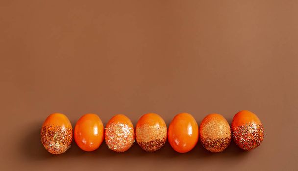 Beautiful Easter background with orange decorative eggs. - Foto, afbeelding