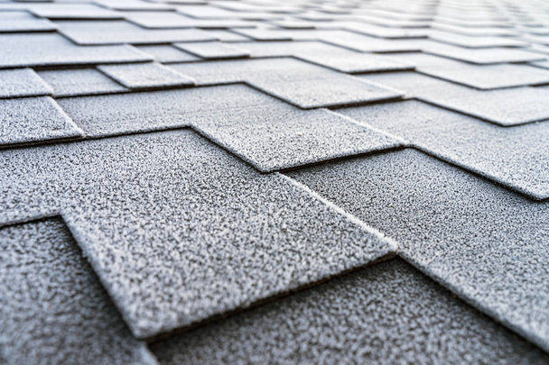 Close up view on asphalt roofing shingles covered with frost. - Foto, Imagem