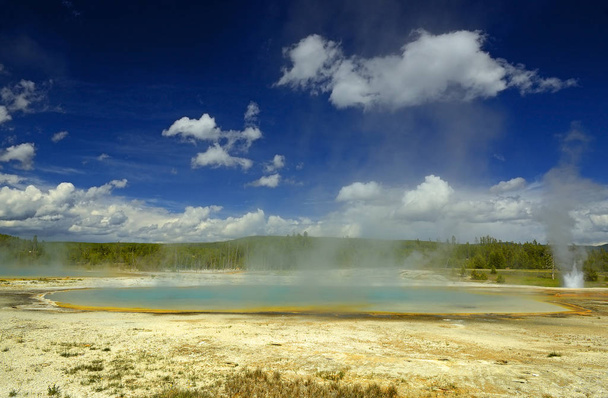 Rainbow Pool - Scénická krajina geotermální aktivity Yellowstonského národního parku Usa Black Sand Basin - Fotografie, Obrázek
