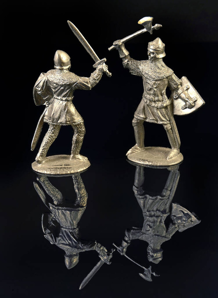 Середньовічний воїн з мечем - Тіном - солдатом - Фото, зображення
