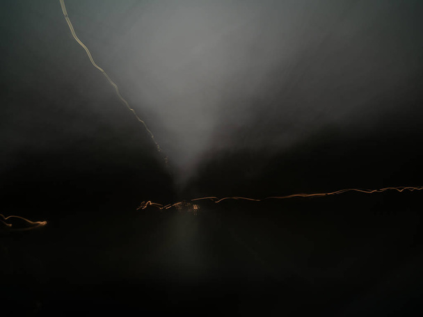 Séries étranges de lumières sur une route au crépuscule
 - Photo, image