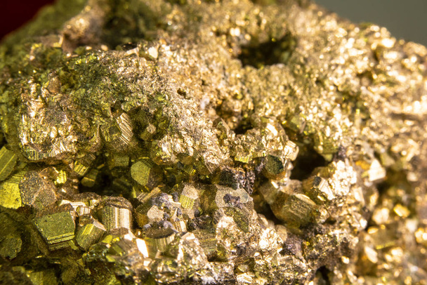 Nahaufnahme von Narren Gold Pyrit Bergkristall  - Foto, Bild