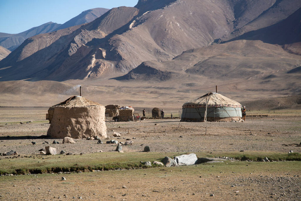 Village with yurts near Pamir highway in Tajikistan - Photo, image