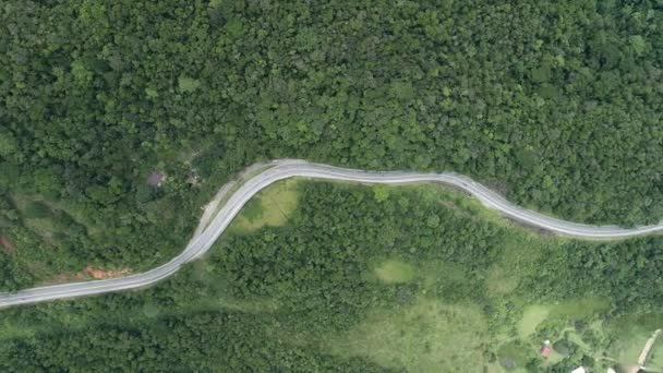 Letecký pohled na slavnou cestu Padre Manoela da Nobregy v pilě. Skvělá krajina mezi horami. Serra do Mar 's State Park, Sao Paulo, Brazílie - Záběry, video