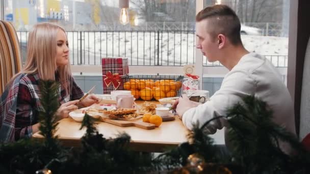 ein Paar im Café beim Mittagessen - süße Waffeln und Pfannkuchen essen - Filmmaterial, Video