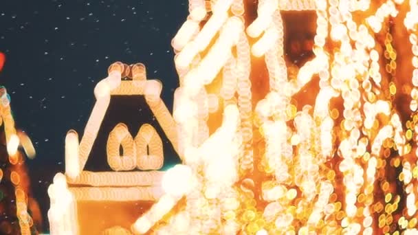 Jasná svítidla a světelné dekorace Vánoc a Nového roku v Moskvě, Rusko. Sněhové Rudé náměstí. Rozmazané vánoční osvětlení na pozadí. Jasné vánoční pouliční osvětlení na fasádě - Záběry, video