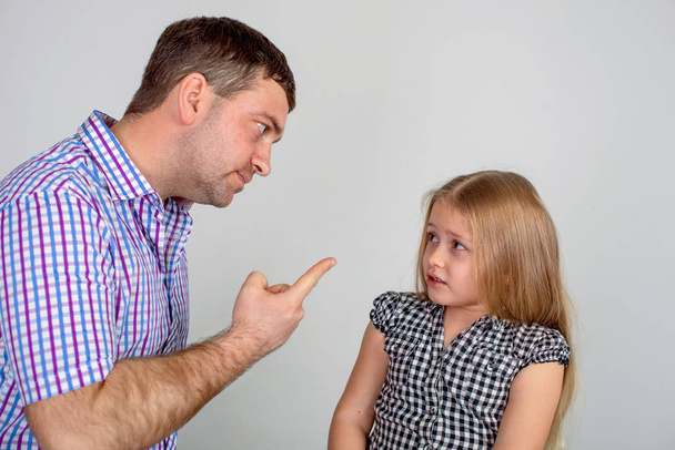 Tiro de um pai irritado repreender ou punir uma pequena filha
. - Foto, Imagem
