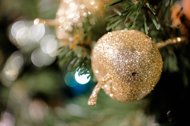 Albero di Natale decorato su sfondo sfocato, scintillante e fata - Foto, immagini