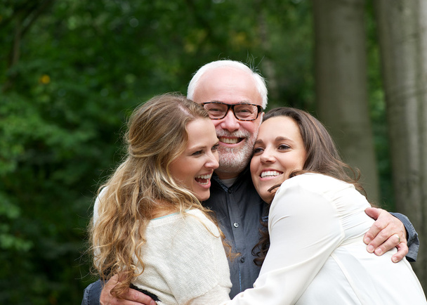 Ritratto di una famiglia felice con padre e due figlie
 - Foto, immagini