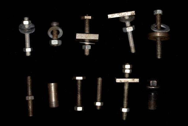 Коллекция старых болтов, винтов, гаек инженерных металлических инструментов на белом фоне
 - Фото, изображение