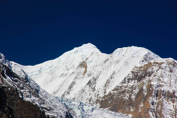 Mavi gökyüzünün arka planında Nepal 'in karlı dağları. güneşli bir gün - Fotoğraf, Görsel