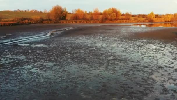 Het reservoir is opgedroogd door de droogte. Drone aanzicht - Video