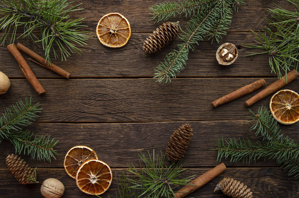 Vánoční dekorace s jedlovými větvemi stromů na dřevěném pozadí, kopírovat prostor - Fotografie, Obrázek