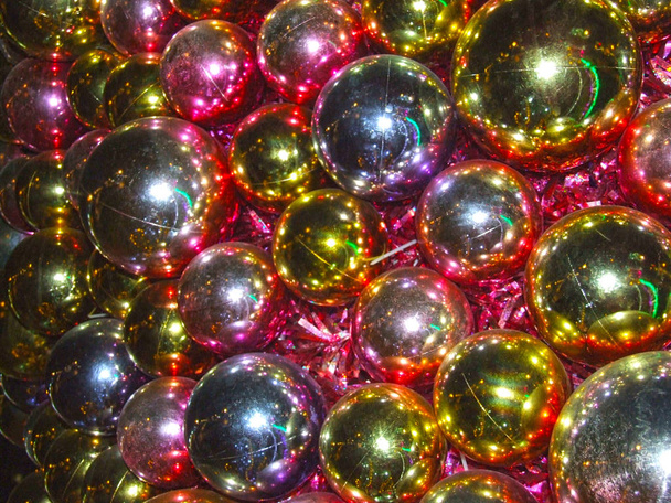 nagy újév ünnep háttér sok fényes színű üveggolyók - Fotó, kép