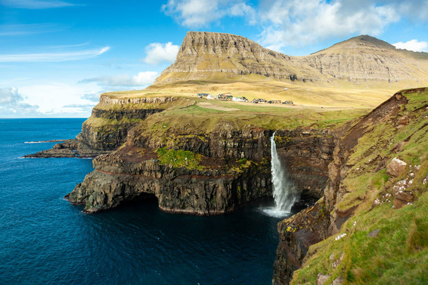 Cascata pittoresca nel villaggio Gasadalur nelle Isole Faroe
 - Foto, immagini