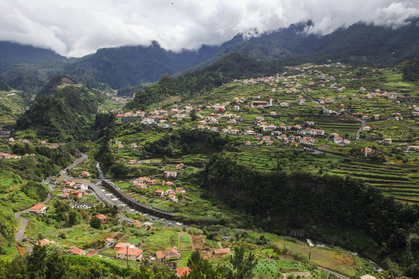Dorp temidden van de prachtige bergen van Madeira - Foto, afbeelding