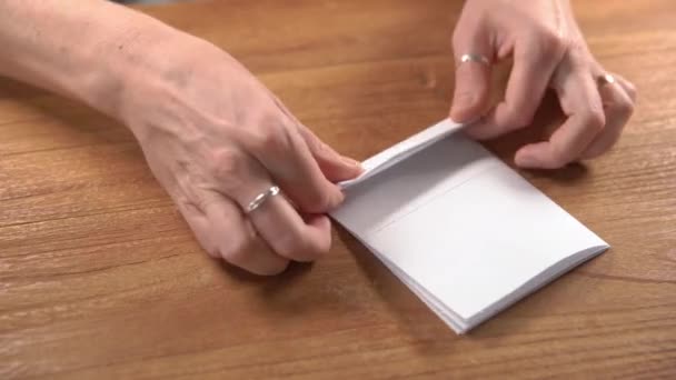 Origami için bir temel olarak katlanmış kağıt karelere bölünür - Video, Çekim