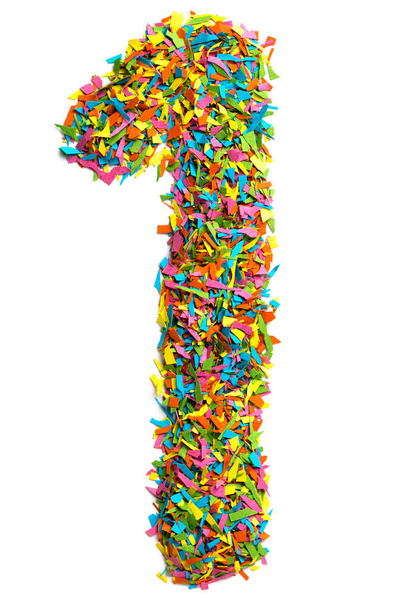 Gran número uno / dígito 1 hecho de confeti de papel colorido aislado sobre fondo blanco
 - Foto, Imagen
