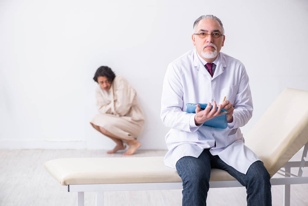 Médecin psychiatre homme âgé examinant un jeune patient - Photo, image