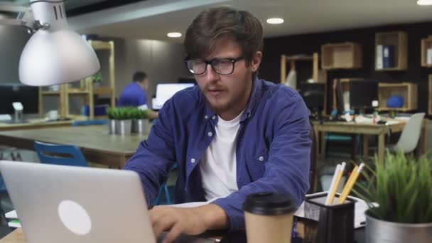 Νέος προγραμματιστής που εργάζεται στον υπολογιστή στο γραφείο - Πλάνα, βίντεο