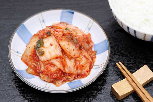 Kimchi (comida coreana) close-up no fundo preto
  - Foto, Imagem