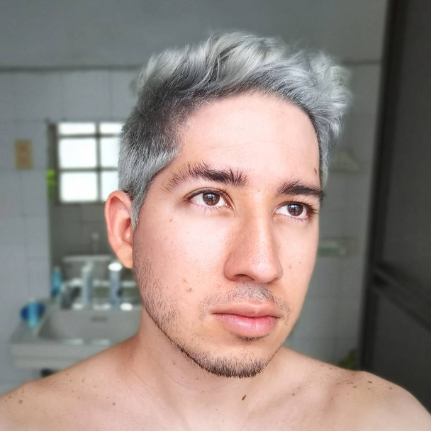 Hezký muž dospívající s šedivými vlasy a hnědé oči - Fotografie, Obrázek