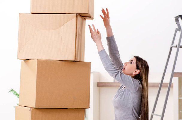 Young beautiful woman moving to new flat - Foto, Imagem