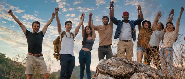 Gruppe von Diversitätsmenschen hat Spaß beim gemeinsamen Klettern auf Felsen  - Foto, Bild