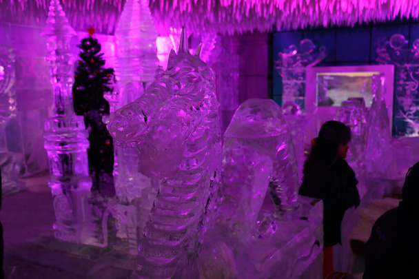 Increíble vista helada del salón de hielo chillout con maravillosas esculturas de hielo, primer salón de hielo en el Medio Oriente, Dubai, Emiratos Árabes Unidos
 - Foto, Imagen