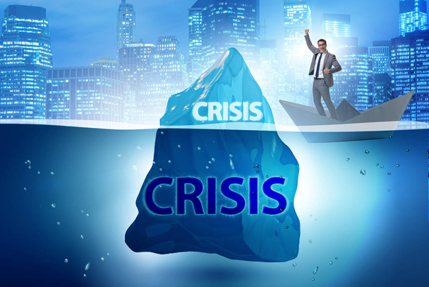 Кризисная концепция с бизнесменом на айсберге
 - Фото, изображение