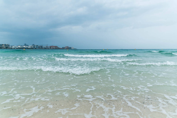 Ciel nuageux dramatique et orage, vagues de mer à Jumeirah Beach à Dubaï, Émirats arabes unis
. - Photo, image