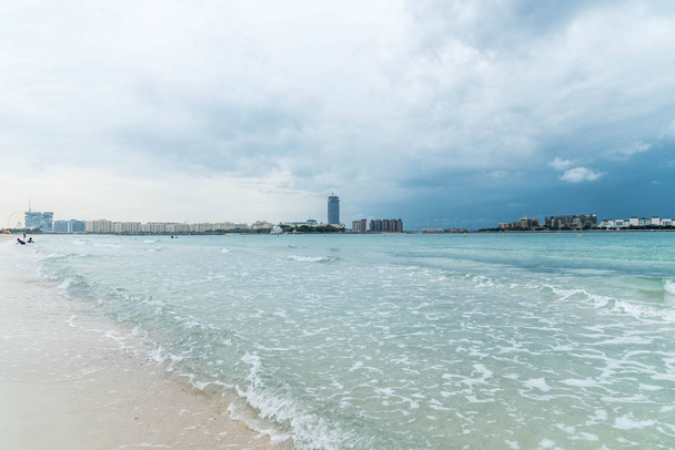 Drámai felhős égbolt és vihar, tengeri hullámok Jumeirah Beach Dubai, Uae. - Fotó, kép